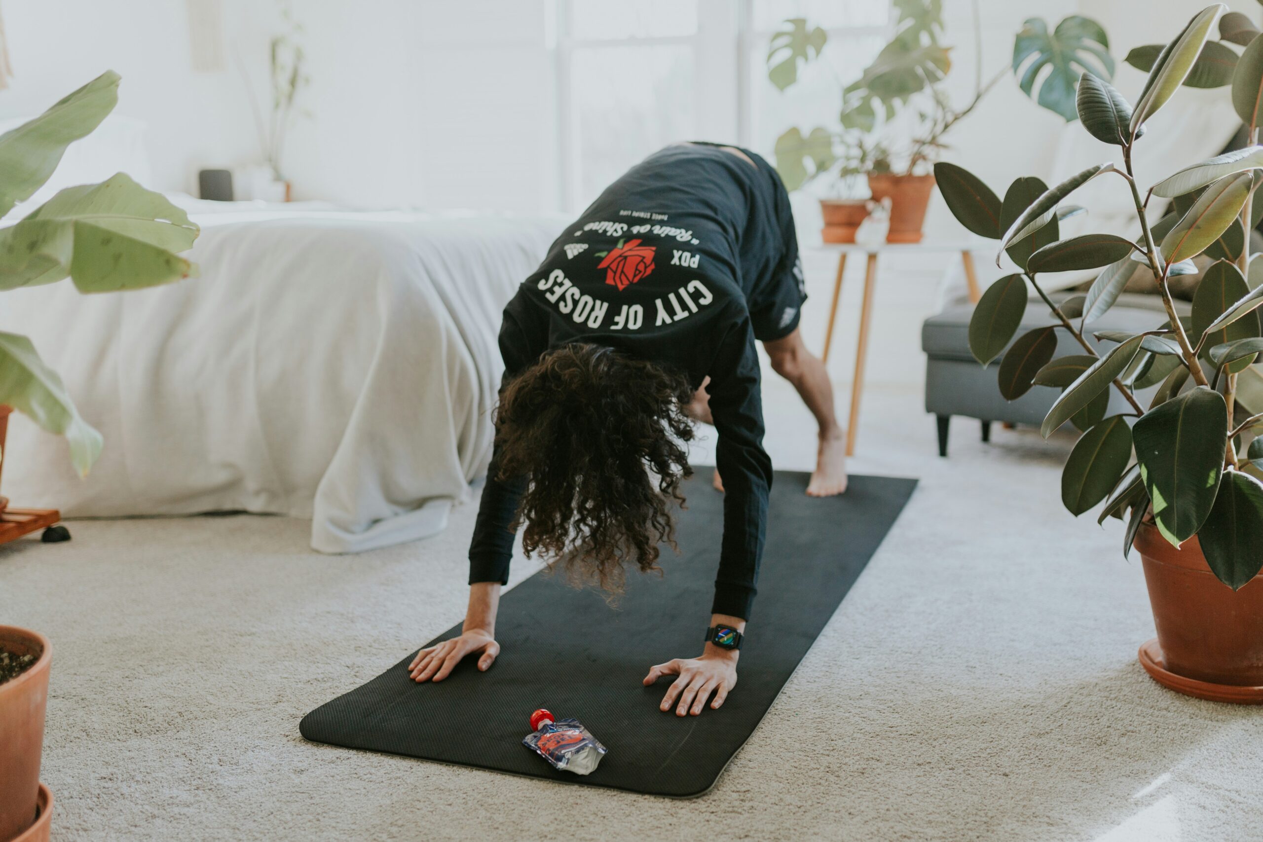 how to lose belly fat without going to gym - person doing planks at home for belly fat loss - Photo by Cole Keister on Unspla